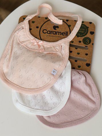 Комплект з 3 перфорованих слинявчиків на зав'язочках, серія Fly Caramell